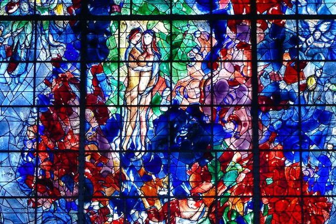 Chagall stained glass: Marc Chagall, L’Arbre de Vie, 1976, Chapel des Cordeliers, Sarrebourg, France. Blog des histoire de l’art de Baudelaire. Detail.

