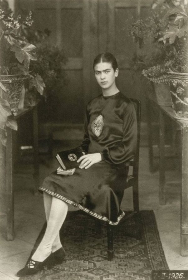Childhood photos Frida Kahlo: Guillermo Kahlo, photography of Frida Kahlo at 18 years old, 1926.