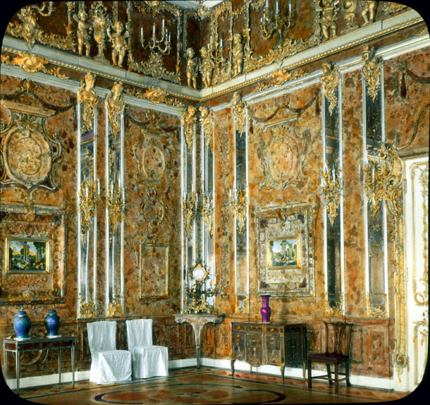 lost artworks world war: Hand-coloured photograph of the original Amber Room, 1931