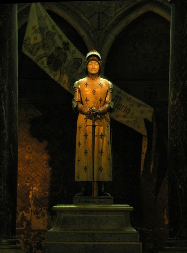 joan arc culture Jeanne d'Arc, statue en pied, en armure, cathédrale Notre-Dame de Reims