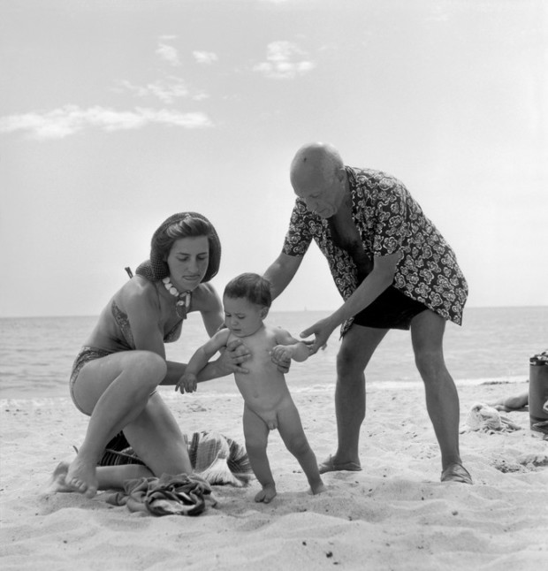 Robert Capa, Pablo Picasso with his companion Françoise Gilot and their son Claude, 1948, © Robert Capa © International Center of Photography/Magnum Photos, picasso beach body