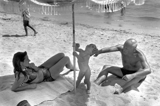 Robert Capa, Picasso, Gilot and Claude, 1948, © Robert Capa © International Center of Photography/Magnum Photos, picasso beach body