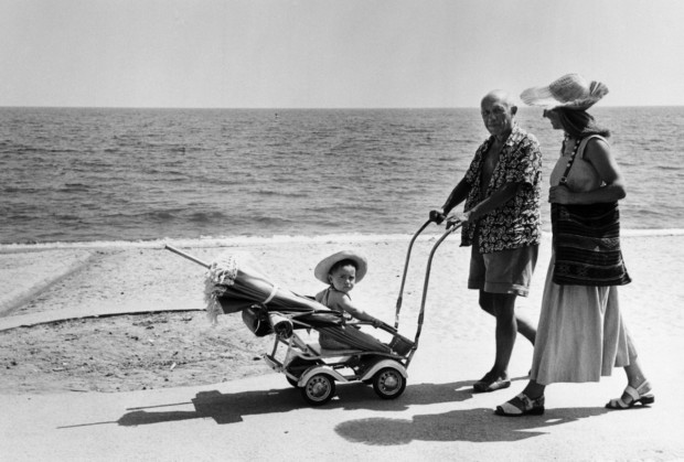 Robert Capa, Picasso, Gilot and Claude, 1948, © Robert Capa © International Center of Photography/Magnum Photos, picasso beach body