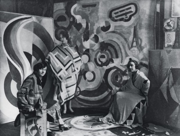 Sonia Delaunay and two friends in Robert Delaunay’s studio, rue des Grands-Augustins, Paris, 1924. Bibliothèque nationale de France, Paris, France.