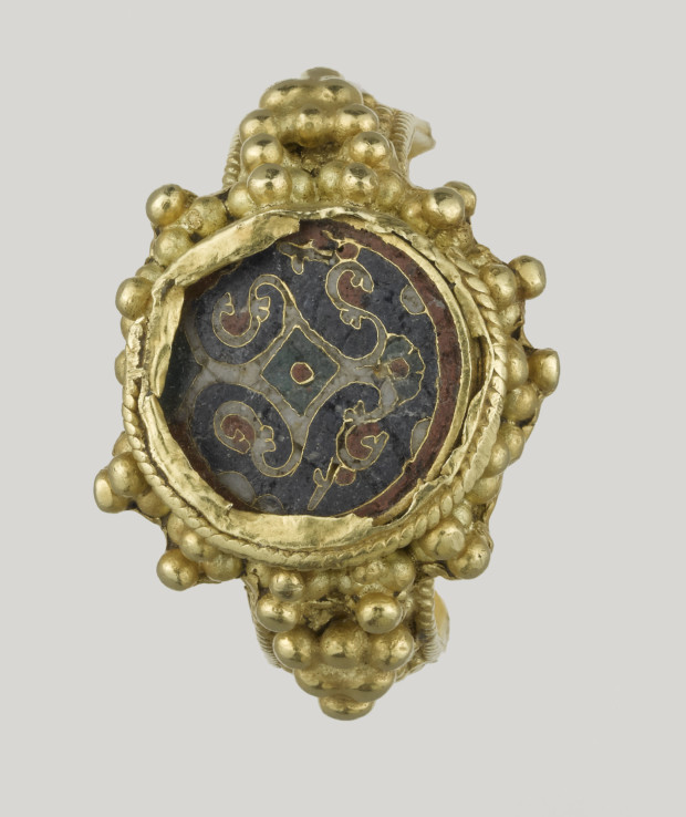 musee cluny glass Ottonian ring, 10th/11th century, Paris, musée de Cluny–musée national du Moyen-Âge, © RMN-Grand Palais (musée de Cluny- musée national du Moyen Âge) 