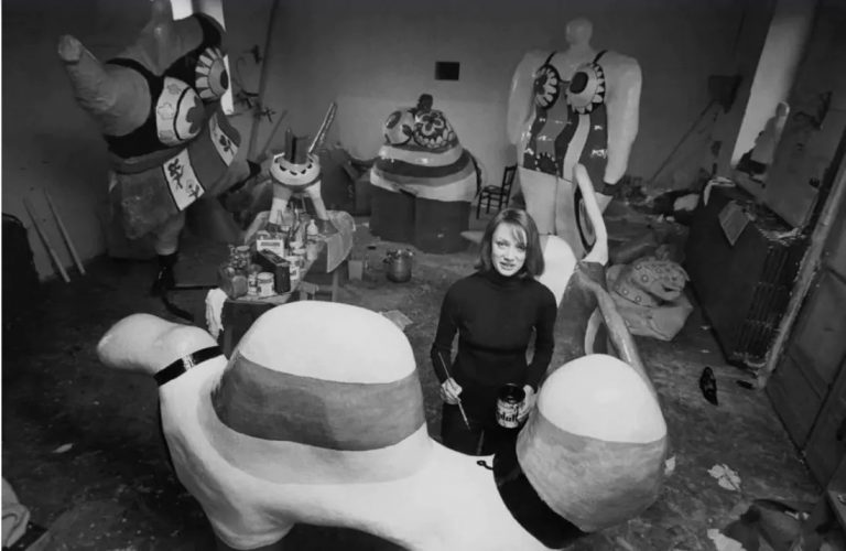 niki de saint phalle: Niki de Saint Phalle surrounded by her sculptures. Paris ZigZag.
