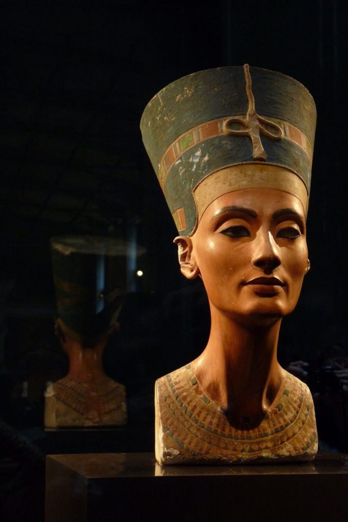bust of queen Nefertiti, Queen Nefertiti bust, 18th Dynasty, Amarna, Egypt, 1340 BCE, Neues Museum, Berlin, Germany.