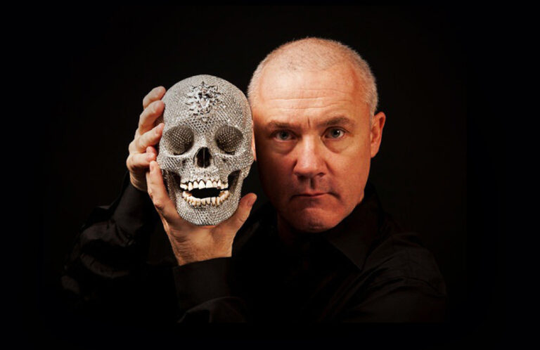 skulls in art: Damien Hirst posing with For The Love of God, 2007. Kleinsma.
