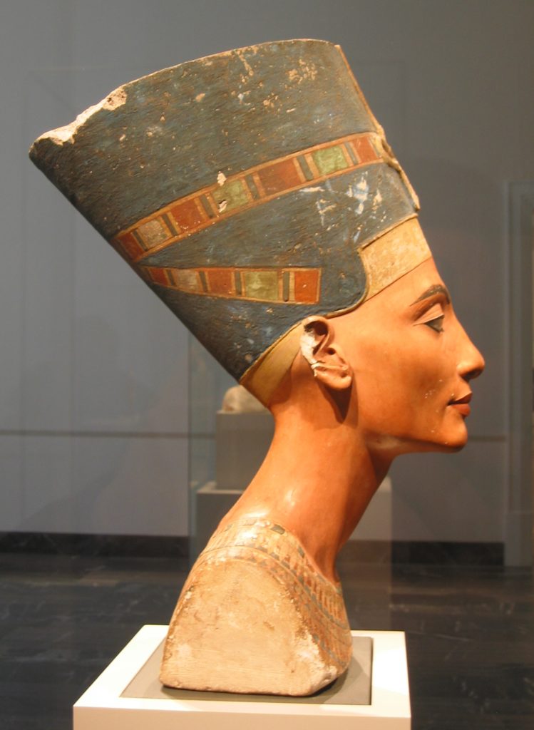 bust of queen Nefertiti, Queen Nefertiti bust, 18th Dynasty, Amarna, Egypt, 1340 BCE, Neues Museum, Berlin, Germany. Side view.