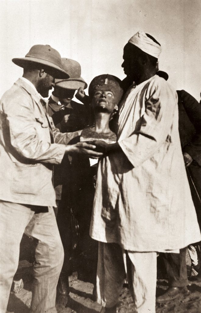 bust of queen Nefertiti, Ludwig Borchardt's team at the discovery of Nefertiti's bust, 1912, Amarna, Egypt. National Geographic.