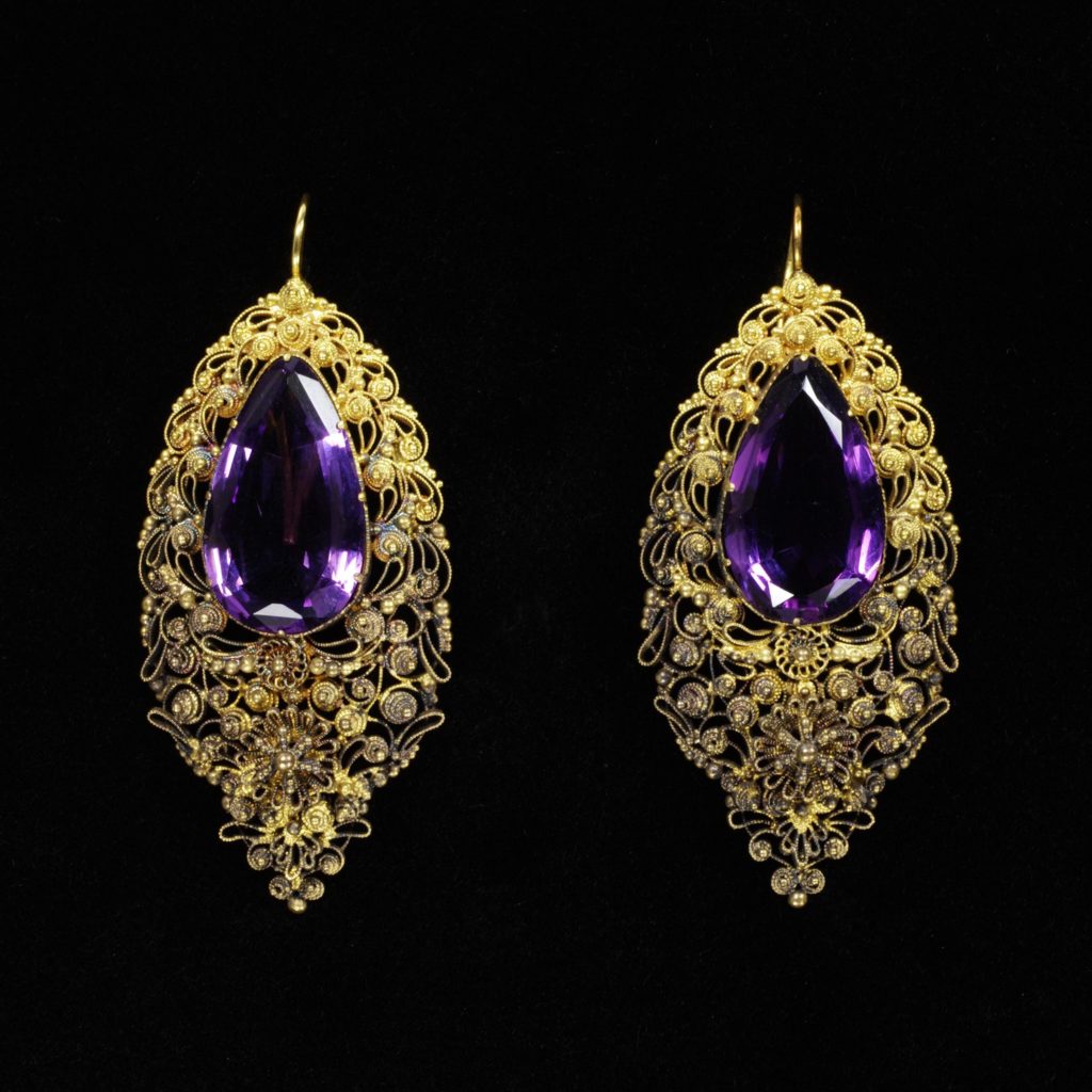 Earrings, ca 1820, England, © Victoria and Albert Museum, London - gold