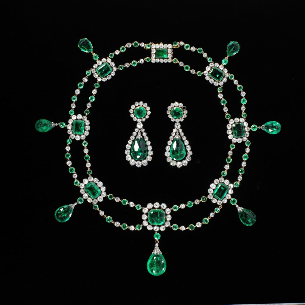Necklace and earrings, ca 1806, Nitot & Fils, France, © Victoria and Albert Museum, London - diamonds, emeralds
