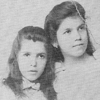 Tarsila do Amalar with her sister Cecilia