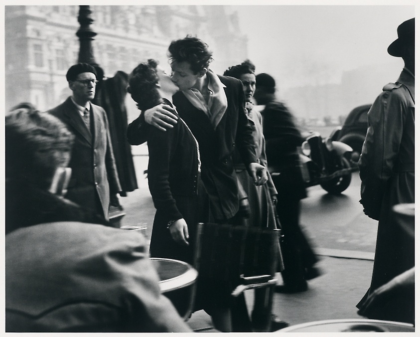 Ten most romantic artworks about love: Robert Doisneau, The Kiss on the Sidewalk (Le Baiser du Trottoir)