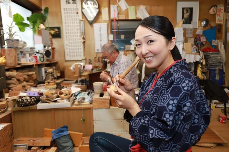Asuka Kajiura with her teacher Tadamine Nakagawa in the background in their workshop, 2019