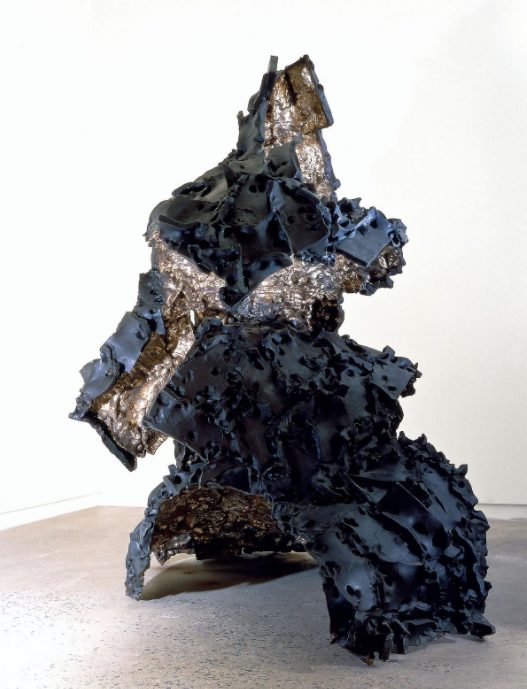 Lynda Benglis, Cloak-wave/Pedmarks, 1998, bronze, black patina, Cheim and Read Gallery, NY, USA.