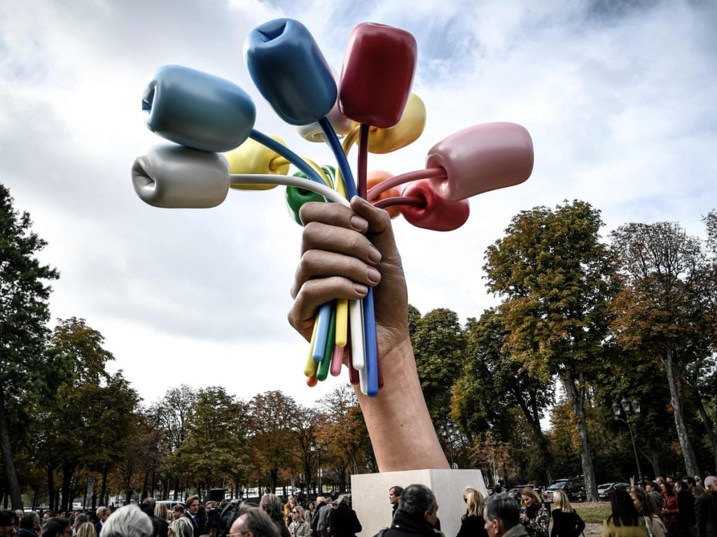 Pop Art 101. Jeff Koons, Bouquet of Tulips, 2019, Paris, France. The Guardian.