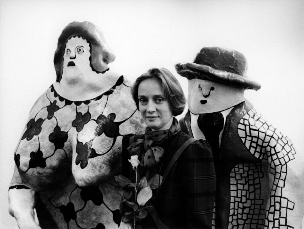 Niki de Saint Phalle with her sculptures Nanas, 1985, photographed by Kurt Wyss. .