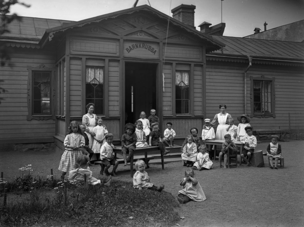 Swedish pioneering female photographers: Anna Ollson, The nursery in Karlstad
