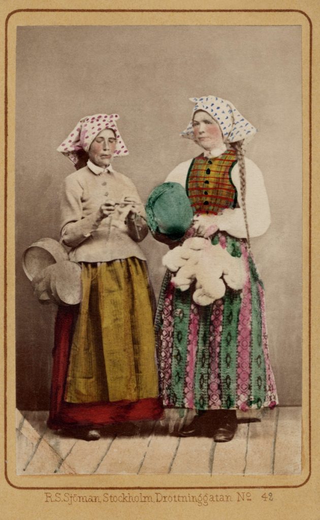 Swedish pioneering female photographers: Rosalie Sjömans, Two women posing in different folk costumes