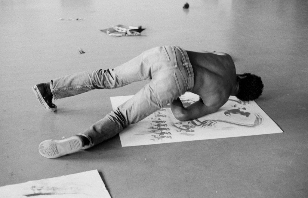 Body in the Art: Bruce W. Talamon, David Hammons making a body print, Slauson Avenue studio, Los Angeles, 1974, digital silver gelatin print, 40.6 x 50.8 cm), courtesy of the artist.