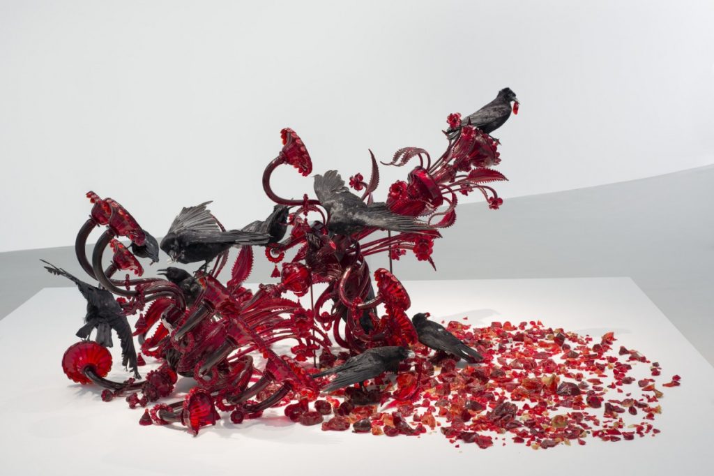 Javier Pérez, Carroña, 2011, Murano glass, stuffed crows, Corning Museum of Glass, New York, USA.