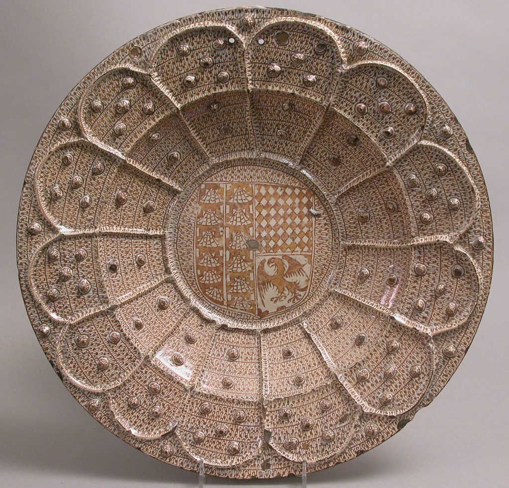 Dish with Heraldic Shield, top view, Spanish, 1470-1500, Maiolica technique, 43.5 x 7 cm, Metropolitan Museum of Art, New York, NY, USA.