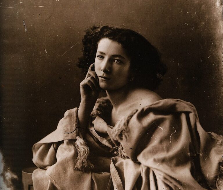 Sarah Bernhardt: Nadar, Portrait of Sarah Bernhardt, ca. 1864. Wikimedia Commons (public domain).
