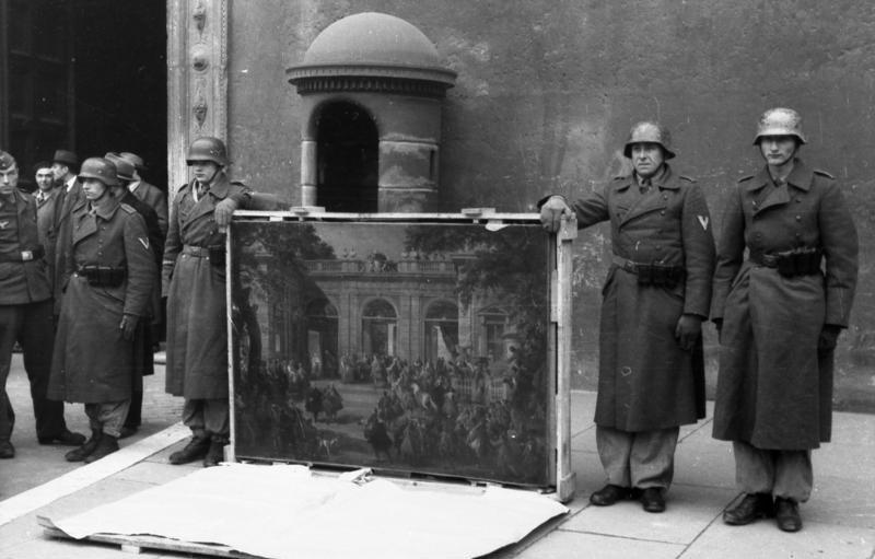 German soldiers of the Hermann Göring Division posing in front of Palazzo Venezia in Rome in 1944. Bundesarchiv. 
