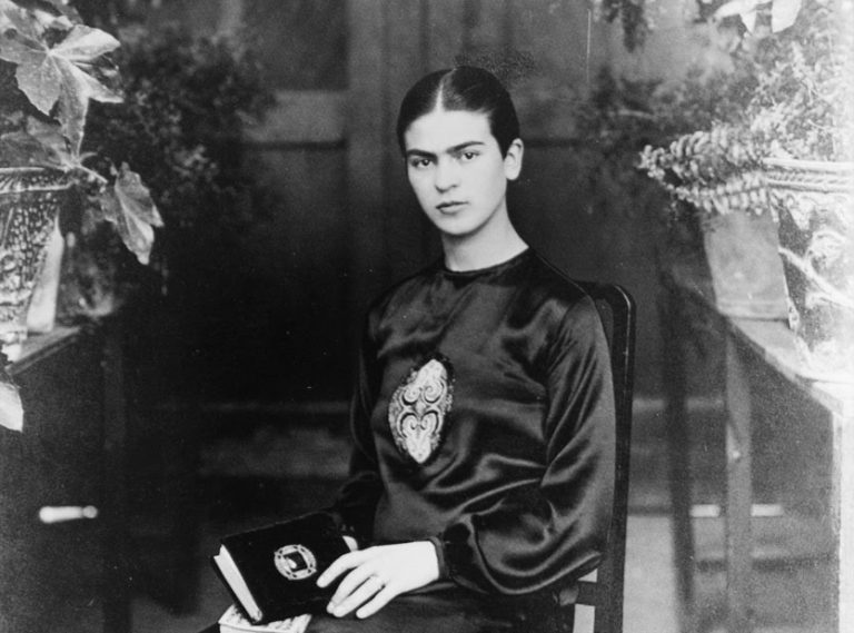 Childhood photos Frida Kahlo: Guillermo Kahlo, Frida Kahlo at 18 years old, 1926. Fototeca Nacional. Detail.

