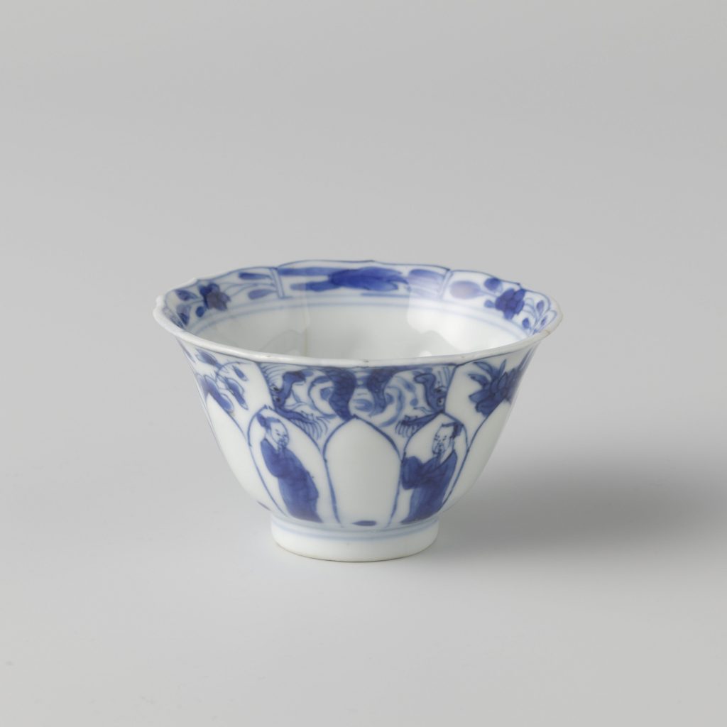 Chinese porcelain, Bell-shaped cup with Chinese figures, dragons and flower sprays and the bottom moulded in the shape of flower petals, 1680-1720, Rijksmuseum, Amsterdam, Netherlands.