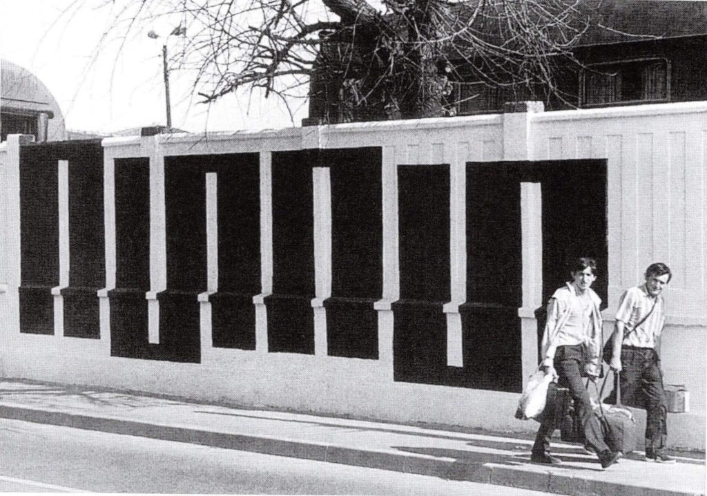 Meander: Julije Knifer, Wall in Branimirova Street, Zagreb, 1987. Exhibition catalogue Julije Knifer: Uncompromising – a retrospective, 2018, p. 219. Photo by Boris Cvjetanović.