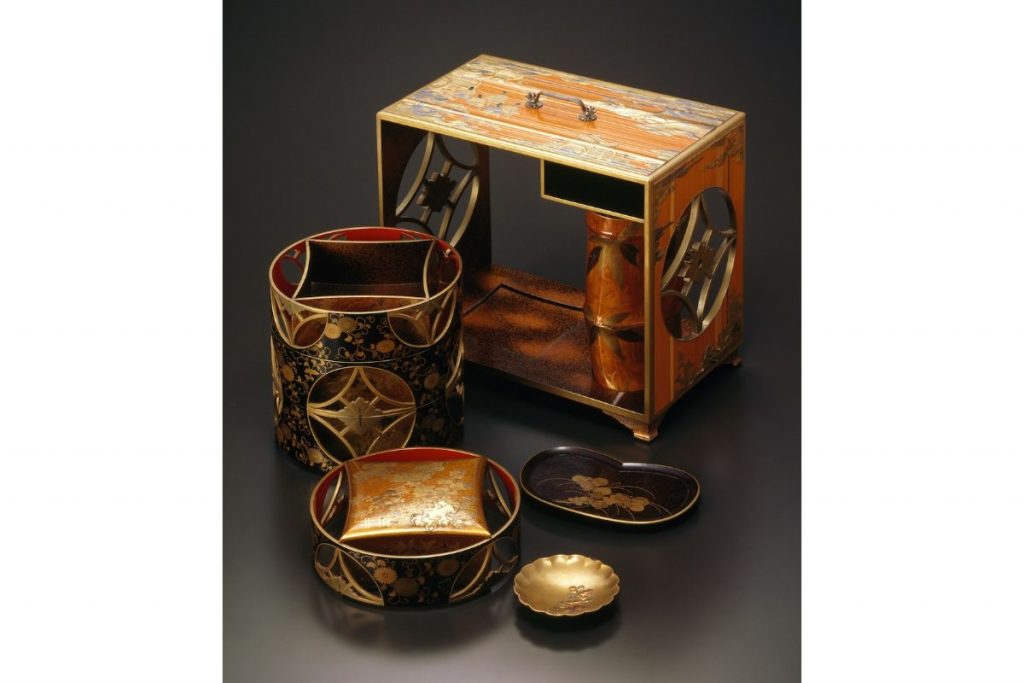 Shadows in Japanese culture: Maki-e picnic box with Tale of Genji scene, Edo or Meiji period, 19th century.