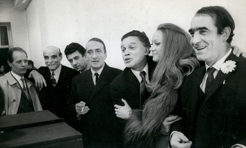 From right to left: Jean Tingueli, Niki de Saint Phalle, Alexander Iolas, Roberto Crippa, Lucio Fontana.