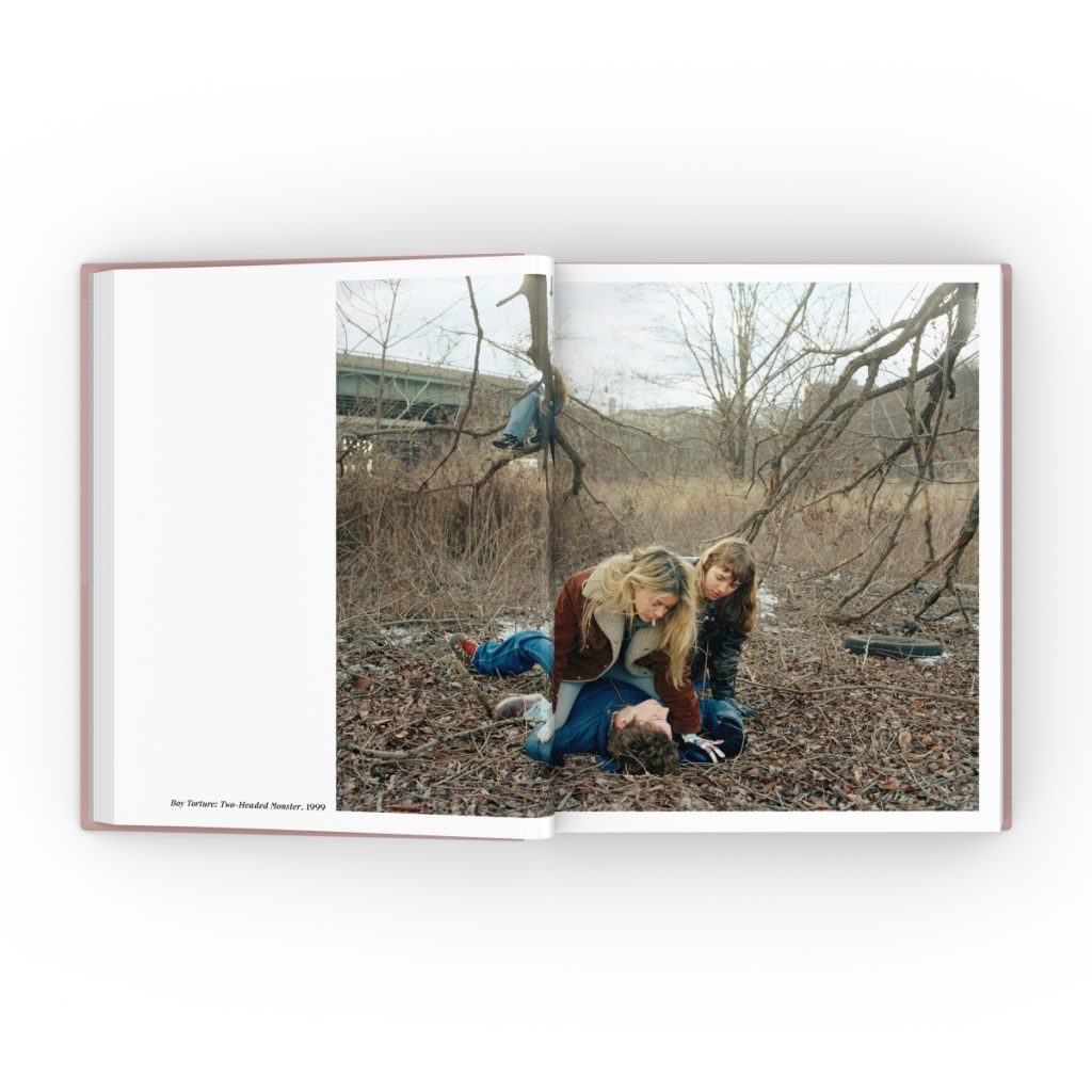Girl Pictures của Justine Kurland xem những bức ảnh của các cô gái tuổi teen ở Mỹ. Inside of Girl Pictures của Justine Kurland, Aperture, 2020.