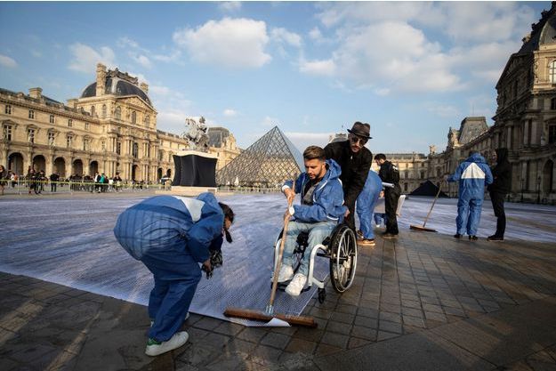JR and volunteers preparing The Secret of the Great Pyramid, Paris, Louvre Museum, 2019. 