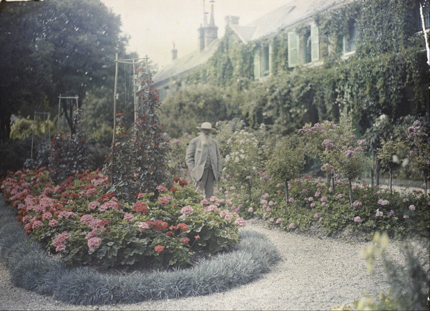 Monet's Garden: Claude Monet in front of his house at Giverny, 1921, Musée d’Orsay, Paris, France. Wikimedia Commons (public domain).
