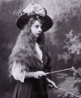 Young Tamara Górska in 1911. 