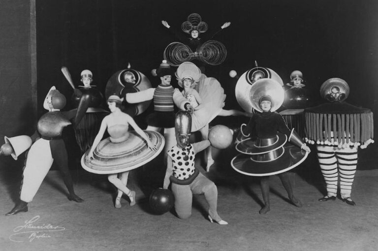 halloween costume inspiration: Oscar Schlemmer, Triadic Ballet, 1920s. Messy Nessy Chic.
