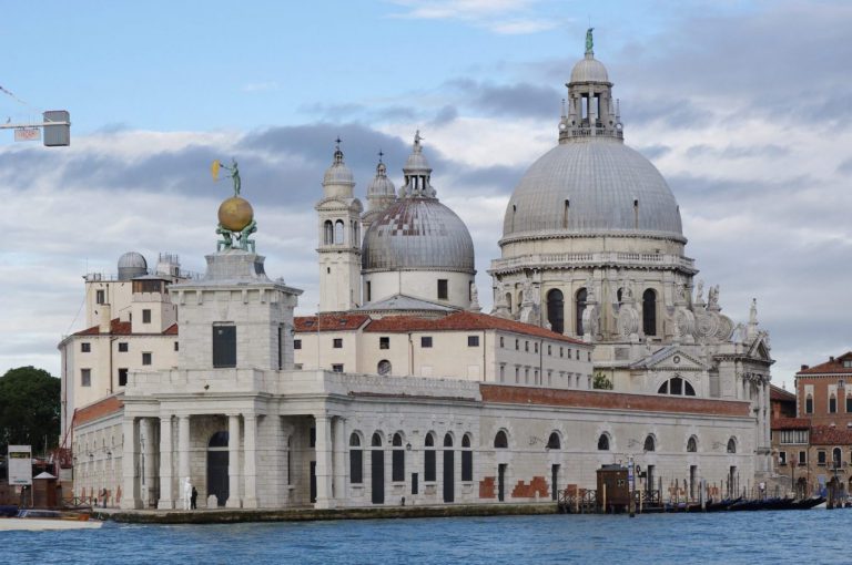 Venice museums: Punta della Dogana in Venice, Italy. Photo by Jakub Halun via Wikimedia Commons (CC BY-SA 4.0).
