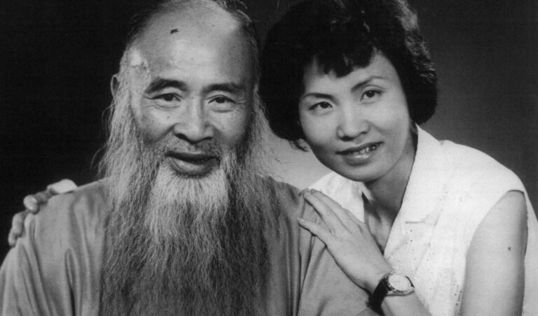 zhang daqian: Zhang Daqian with his daughter Zhang Xinrui, 1963, Oriental Art Gallery in Hongkong, Hongkong, China. Council.com.cn.
