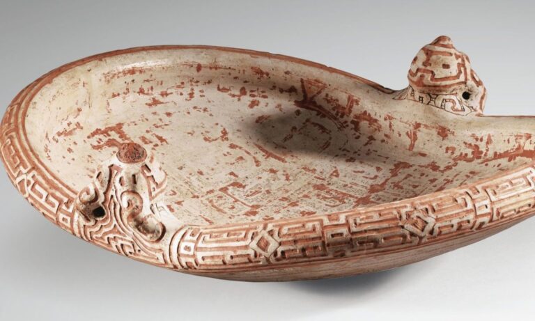 marajoara culture: Ceramic plate , 400-1400, Collection of Brazilian Archeology of the National Museum / UFRJ
