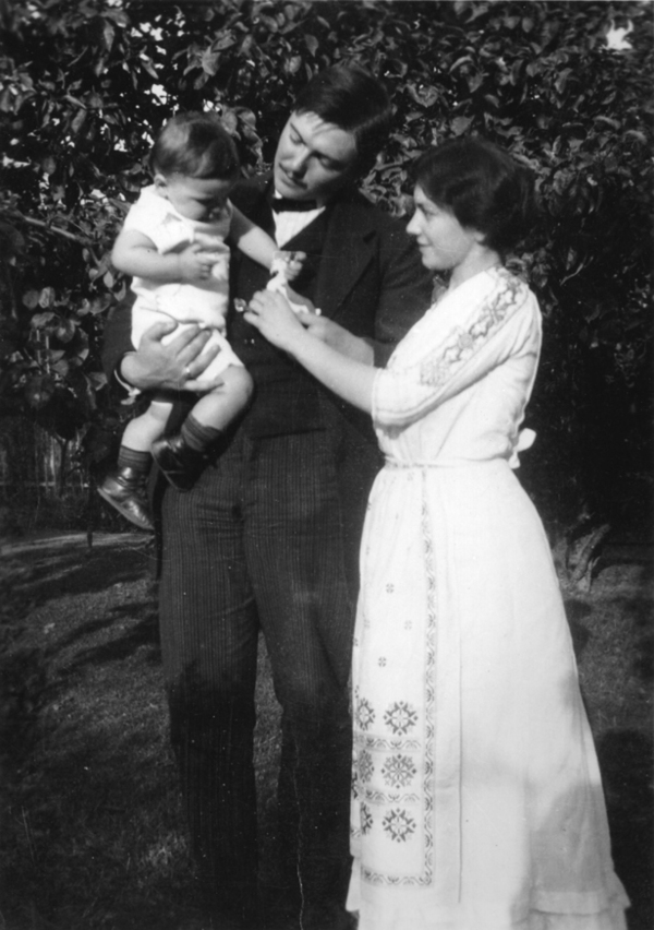 August Macke with his wife Elisabeth and son Walther in 1911.