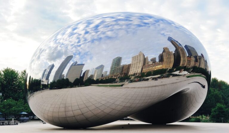 Anish Kapoor scale: Anish Kapoor, Cloud Gate, 2004, Chicago, IL, USA. WikiArt. Detail.

