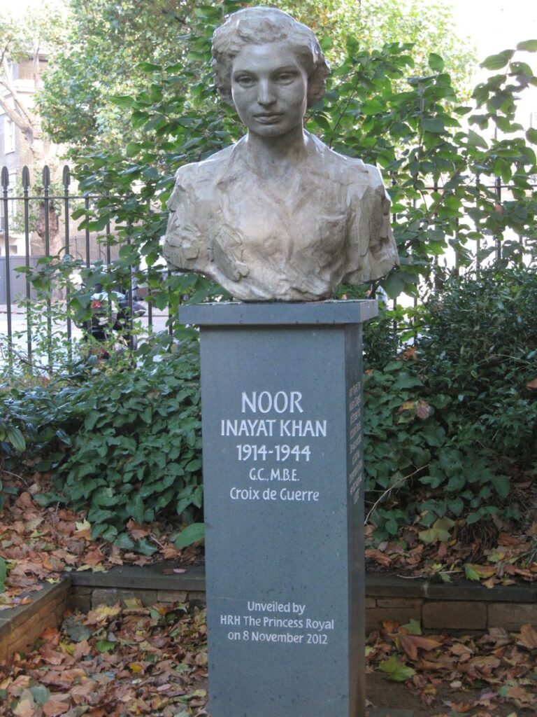 London statues: Karen Newman, Noor Inayat Khan statue, 2012, London, UK. Photo by Henk van der Wal via Wikimedia Commons (CC BY-SA 3.0).
