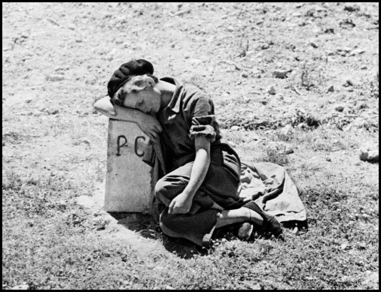 Gerda Taro. The Girl with the Leica: Gerda Taro, Republican militiawomen in Plaça Catalunya, Barcelona 1936. Flickr, Ur Cameras.
