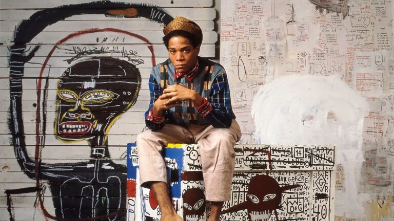 Basquiat: Jean-Michel Basquiat in his studio in New York, 1985. The Estate of Jean-Michel Basquiat, New York/Lizzie Himmel. SwissInfo.
