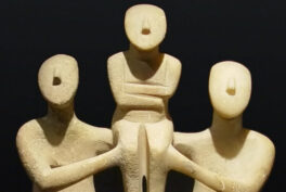 Group of three figurines, Early Cycladic II, early spedos type, museum number K9, Badisches Landesmuseum, Karlsruhe, Germany. Detail.