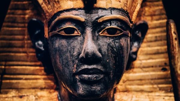 Tutankhamun in London: Wooden Guardian statue of the Ka of the King wearing the Nemes headcloth (IMG).
