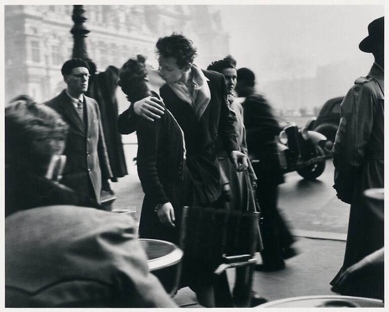 romantic artworks love: Robert Doisneau, The Kiss on the Sidewalk (Le Baiser du Trottoir), 1950, Art Institute of Chicago, Chicago, USA.
